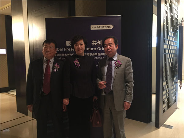 与内蒙济南分所主任在合并仪式上